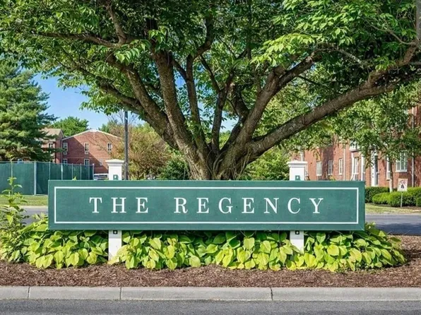 164 Regency Park Dr, Agawam, MA 01001