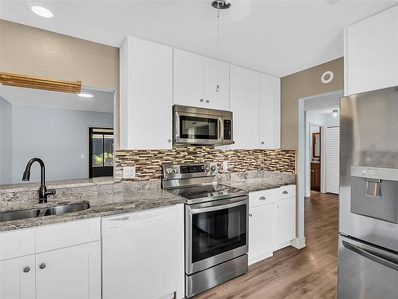 4th image of 25 Windrush Bay Dr