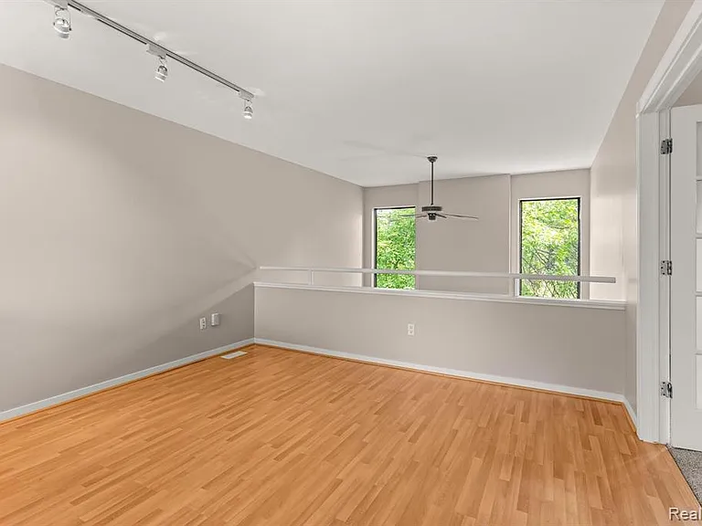 644 Ashley Cir — Photo 16