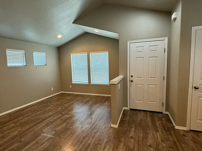 995 N Pacific Hwy #99 — Photo 3