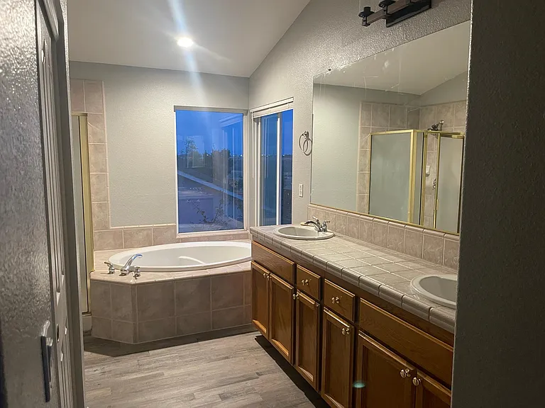 1437 Mayfield St — Photo 4