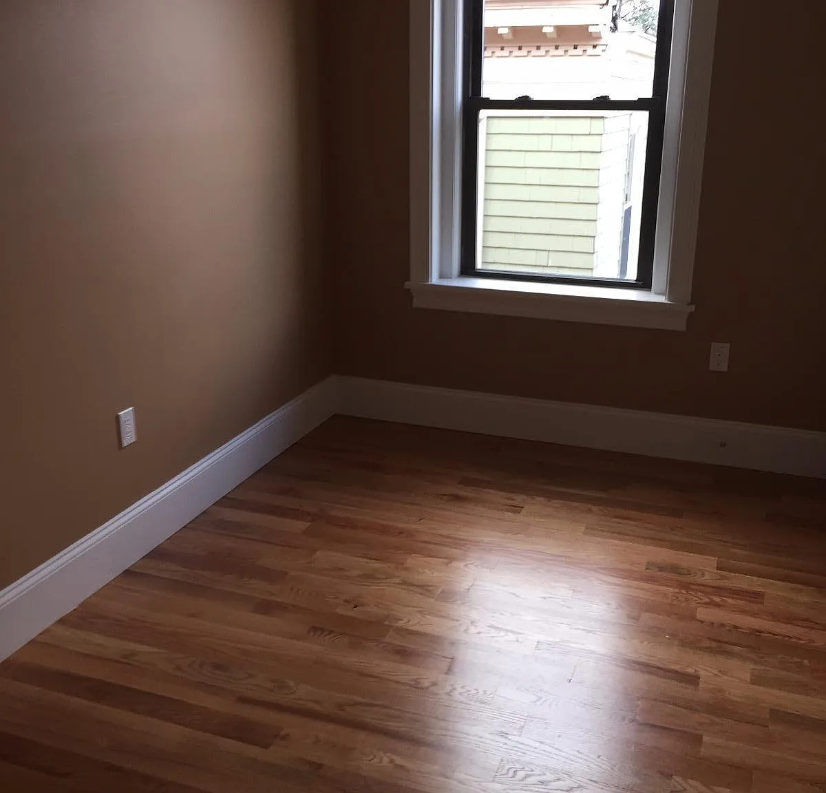 4 bed, 1200 sqft, $5,200 — Photo 2