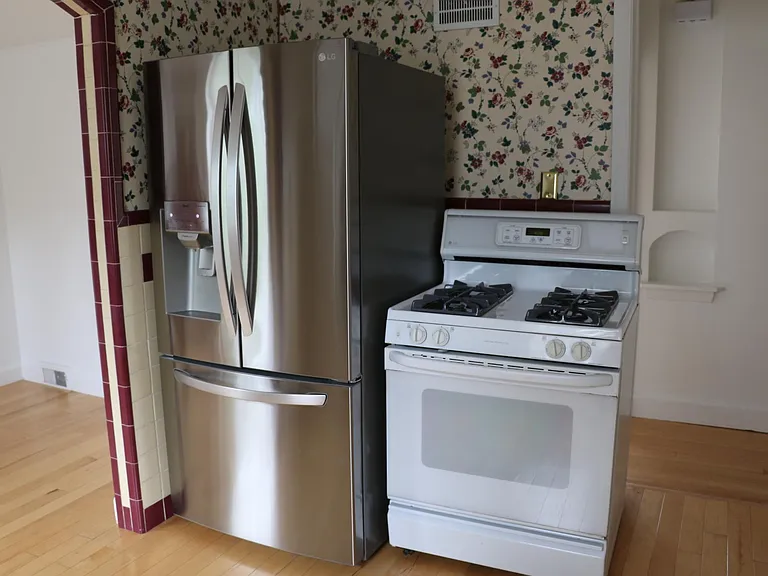 221 Green Ave #2 — Photo 8
