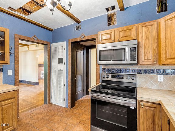 14th image of 688 Alcazar Ave