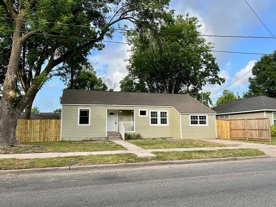 219 W Adoue St