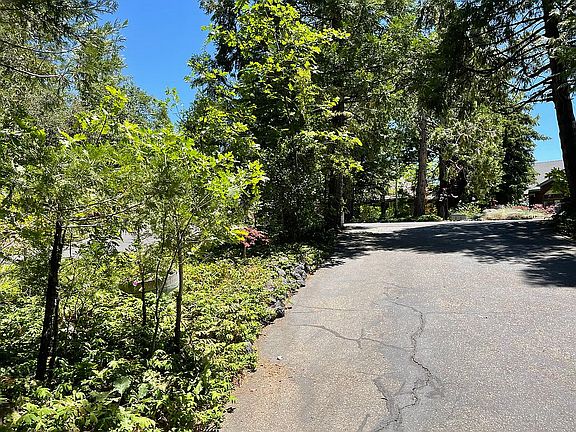 3rd image of 889 Buckthorn Dr