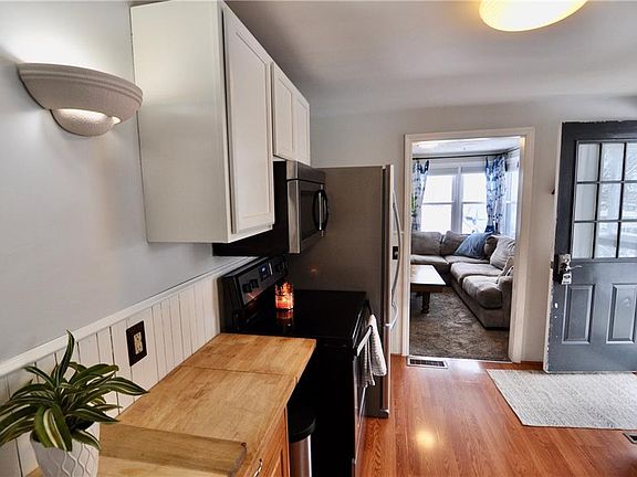 3rd image of 221 Hickory St