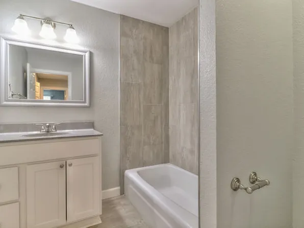 7 Hartwell Ct APT A, Savoy, IL 61874
