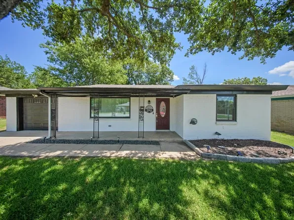 3904 Caddo Trl, Lake Worth, TX 76135