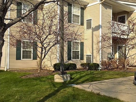 Another exterior view of 1111 Lenox Ridge condominium.