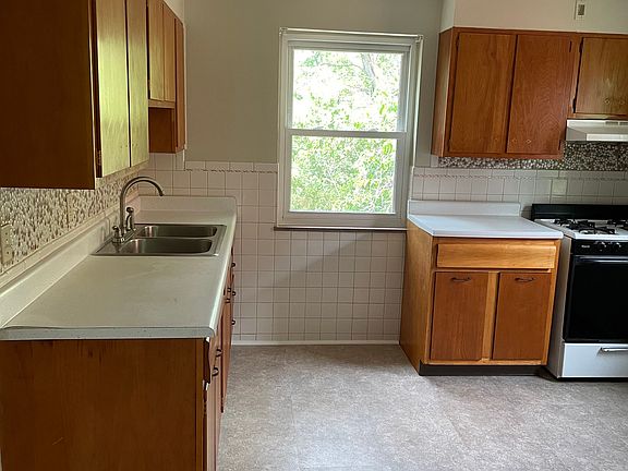 Kitchen (view 2)