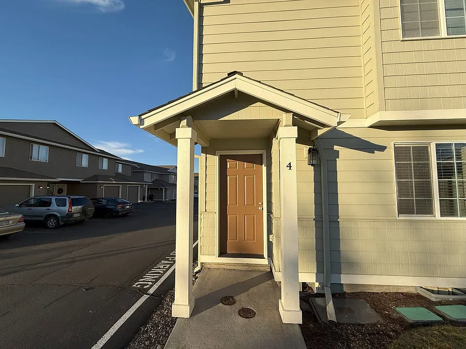 2561 NW Cedar Ave #4