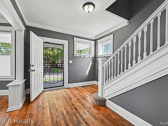 3rd image of 44 Maple St