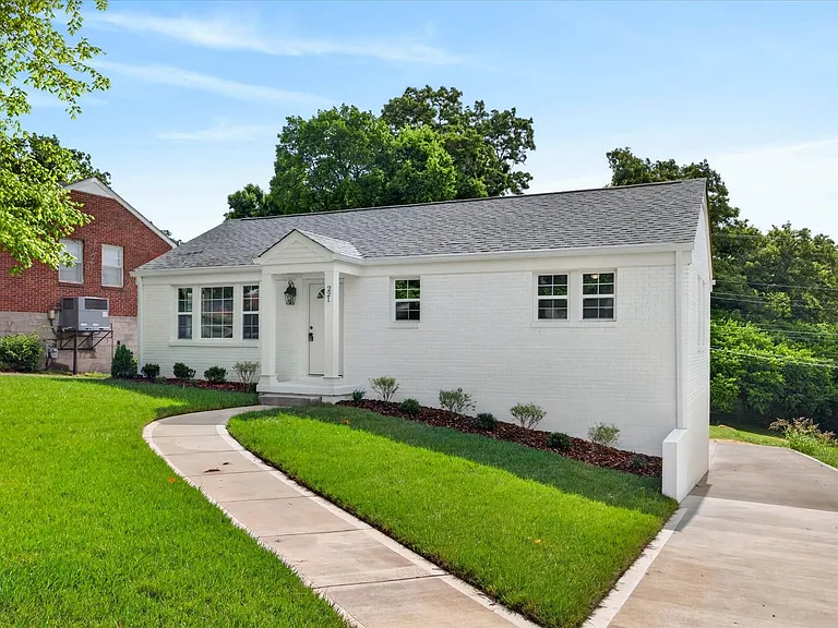 221 Clearview Dr — Photo 3