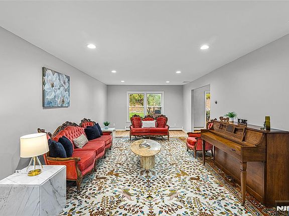 3rd image of 6 Old Orchard Dr
