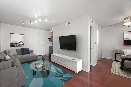 2020 S Congress Ave Photo 1