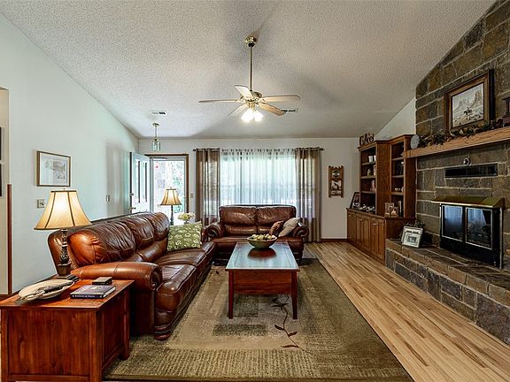 3rd image of 25 Saint Andrews Dr