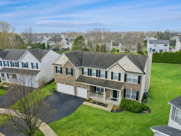 82 Brentwood Dr, Gilberts, IL 60136