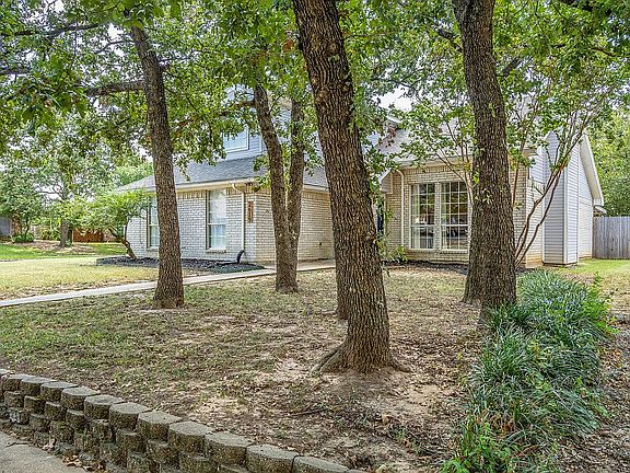 2nd image of 2619 Crockett Dr