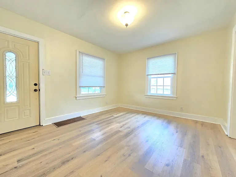 1416 Campeau St — Photo 2