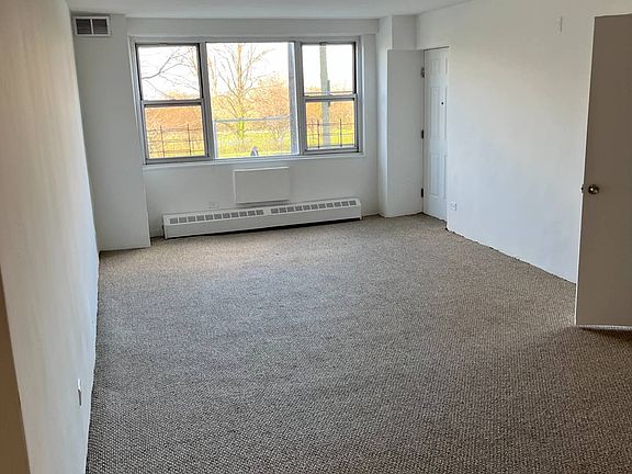 2nd image of 700 Victory Blvd #69ew2pyjv