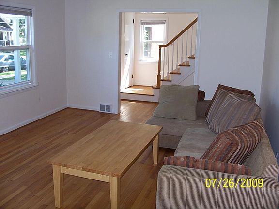 3rd image of 910 Woodlawn Ave