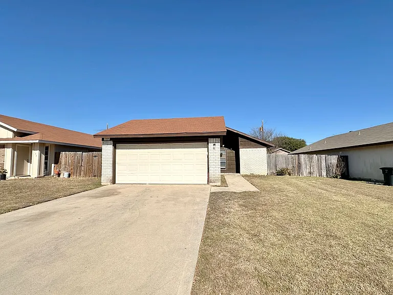 2105 Creekwood Dr — Photo 1