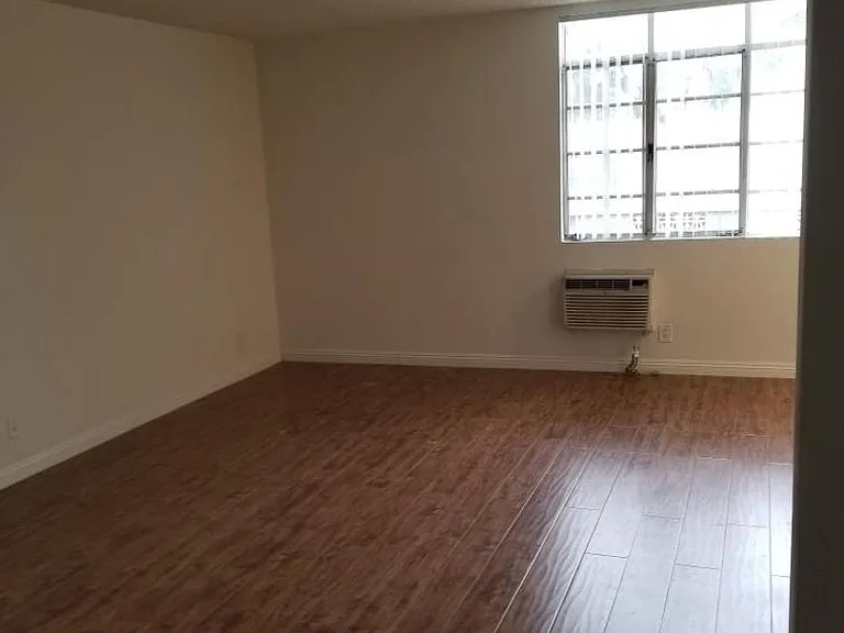 400 S Harvard Blvd — Photo 21