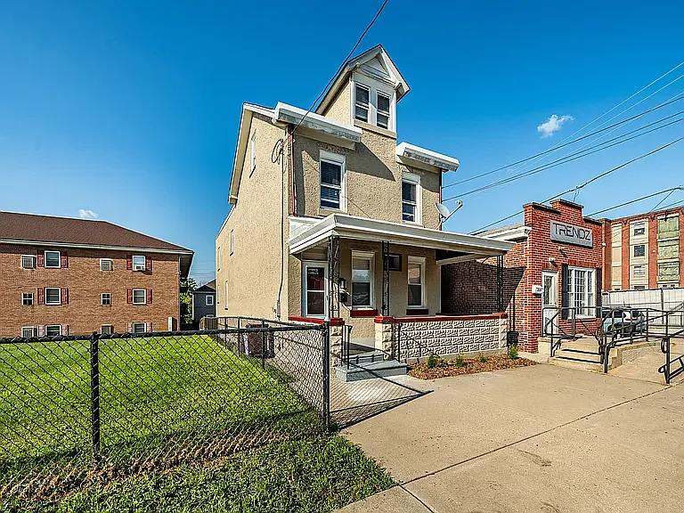 313 E 4th St