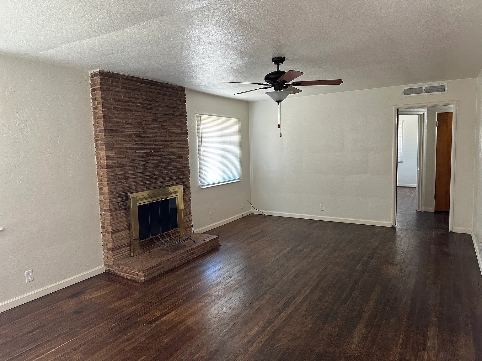 4 bed, 1.5 bath, 1494 sqft, $2,550 — Photo 2