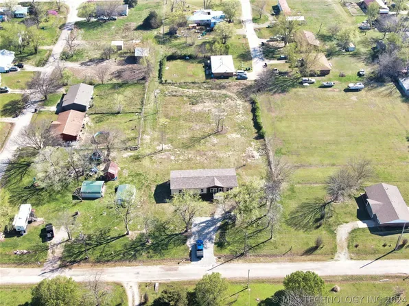 1105 W Bushyhead Ave, Nowata, OK 74048