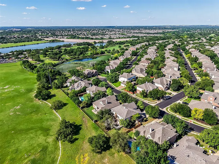 10400 Roy Butler Dr — Photo 36