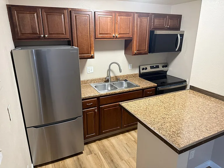 1611 Cottonwood Dr — Photo 1