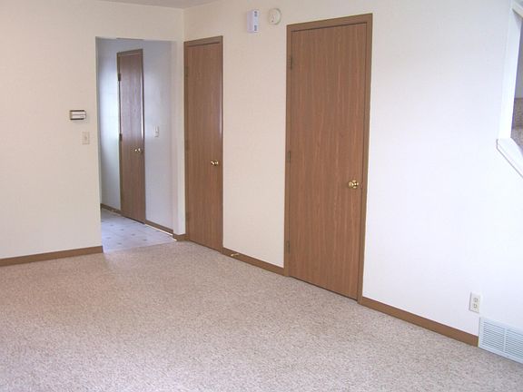 3rd image of 397 E 40th St APT 3
