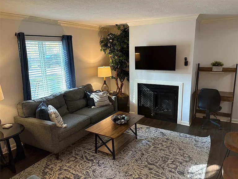 732 Memorial Mews St #A — Photo 3