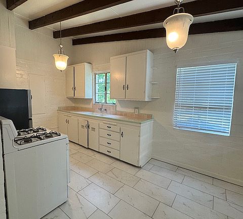 PHOTO SHOWS LARGE EAT-IN AREA OF KITCHEN