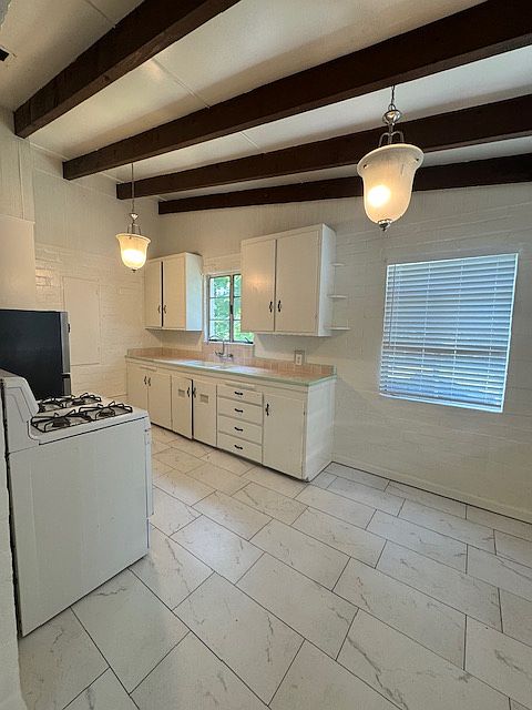 PHOTO SHOWS LARGE EAT-IN AREA OF KITCHEN