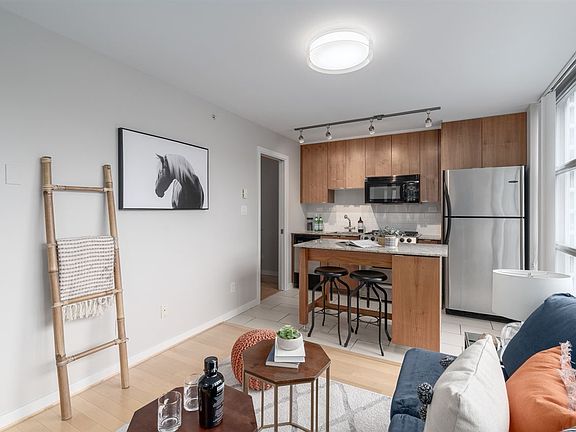 3rd image of 989 Beatty St #901