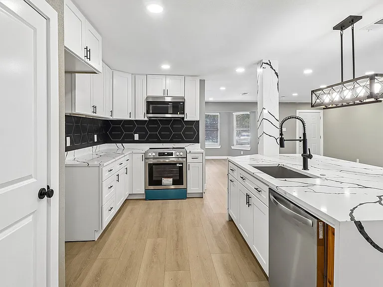10711 Cromwell Dr — Photo 3