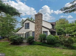 212 Springhouse Pond Dr, Chesterbrook, PA 19087