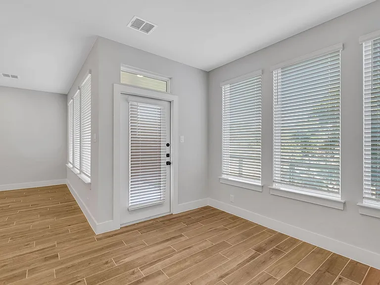 13631 Giovannis Gdn — Photo 10