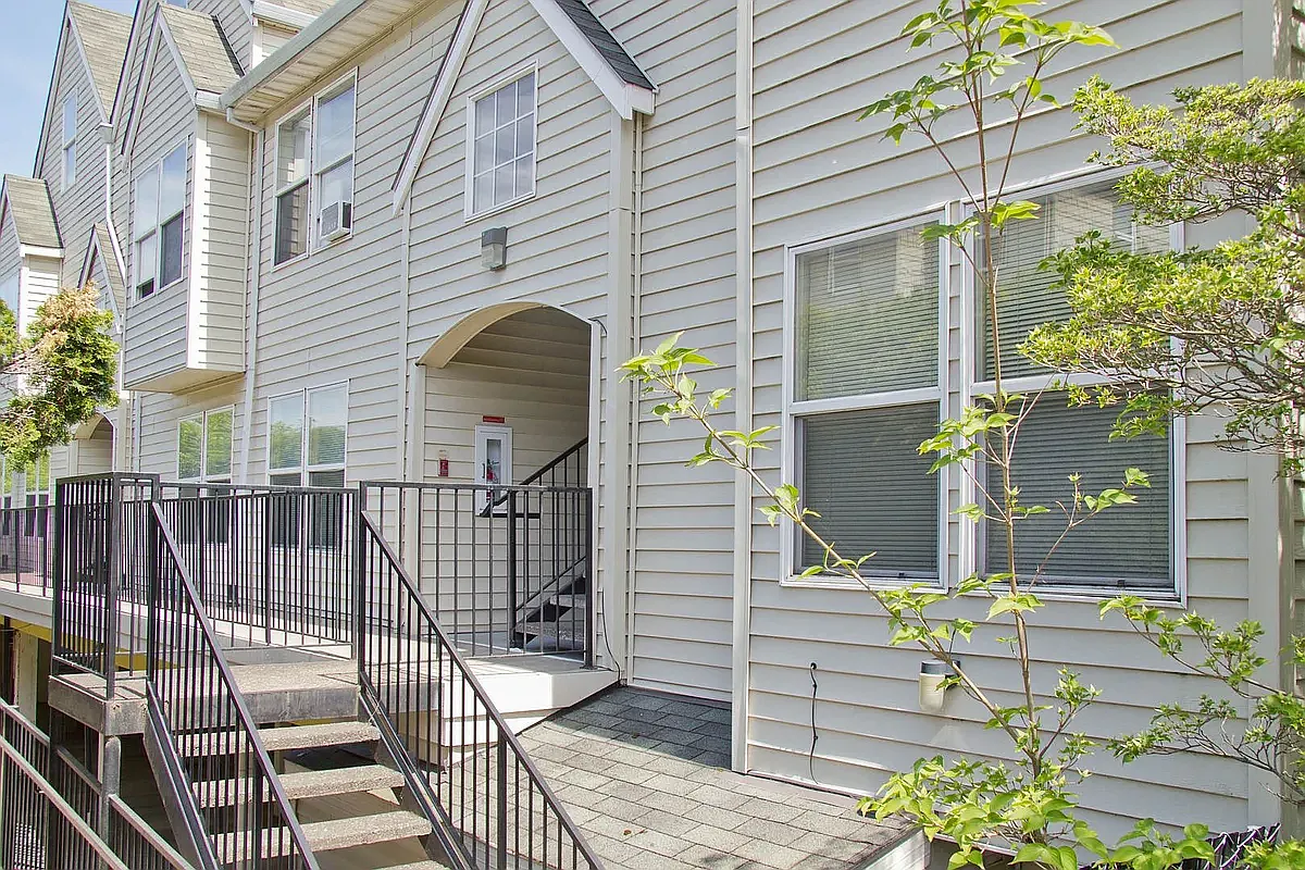 Hoodview Apartments — Photo 1