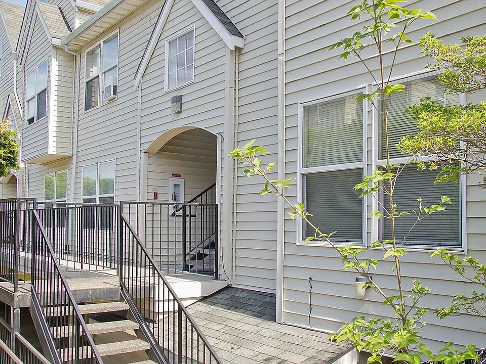 Hoodview Apartments