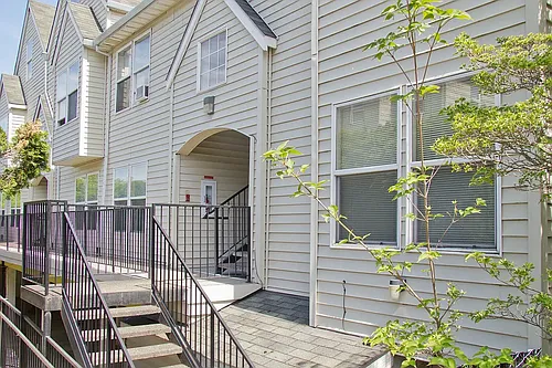 Hoodview Apartments Photo 1