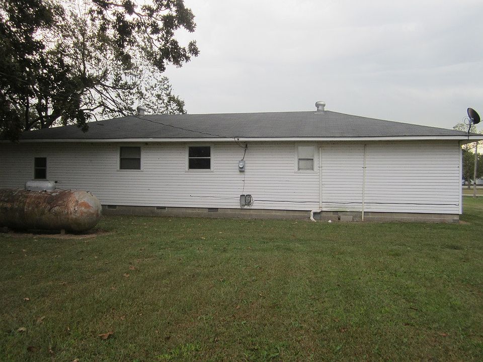 2nd image of 611 Maple St