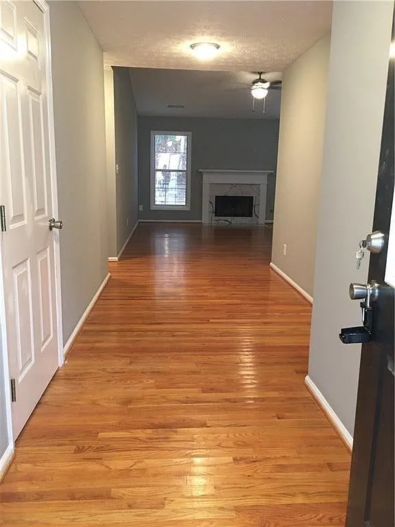 3 bed, 2.0 bath, 1997 sqft, $2,430 — Photo 2