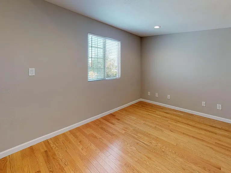 710 Telford Ave — Photo 16