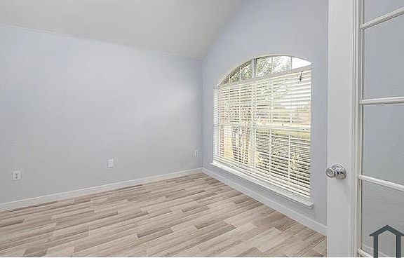 2nd image of 1430 Vanderbilt Ln