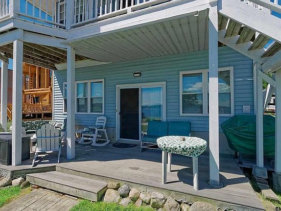 Lower deck and entrance