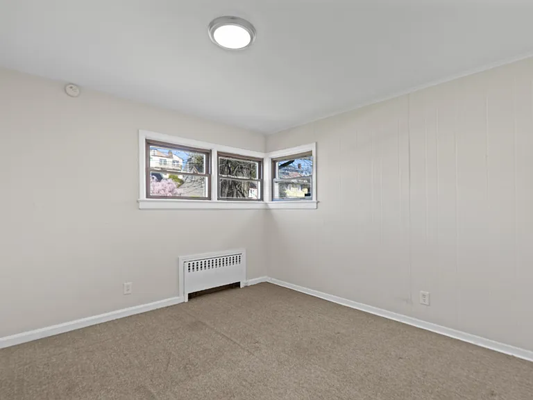 154 Ames St — Photo 6